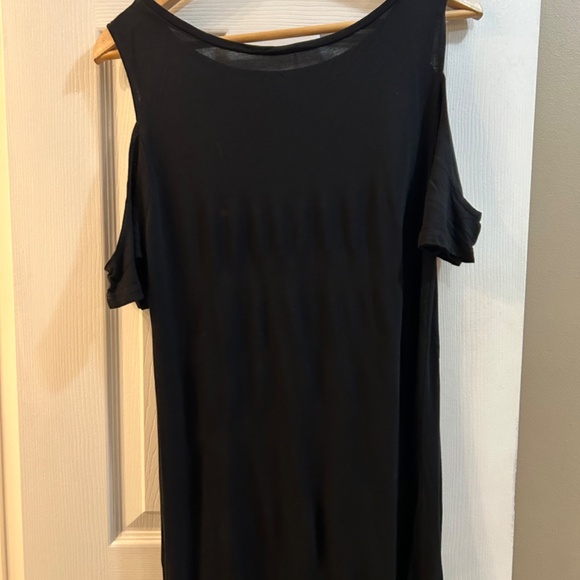 Black T-Shirt Style Summer Dress with Cut-Out Sleeves – Effortless & Sexy - Picture 2 of 4